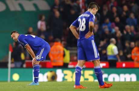 Zklamaní fotbalisté Chelsea po utkání na hiti Stoke.