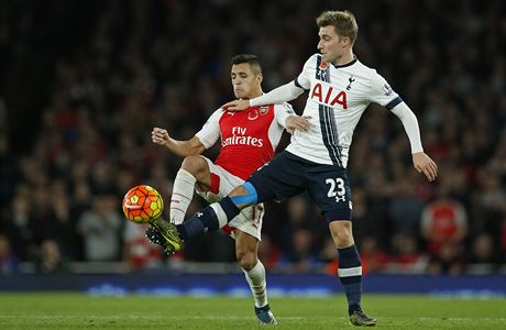 Suboj o m. Alexis Sanchz (vlevo) vs. Christian Eriksen.