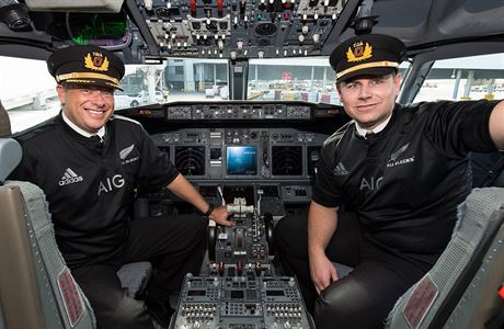 Piloti australsk leteck spolenosti Qantas v dresech Novho Zlandu.