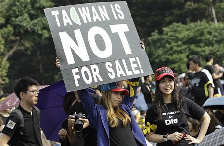 Tchajwantí studenti protestují proti vlivu pevninské íny (archivní snímek z...