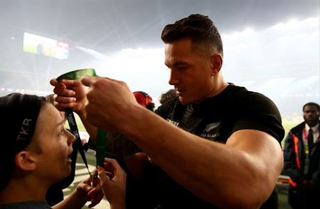 Sonny Bill Williams obdaroval svou zlatou medail malho fanouka.