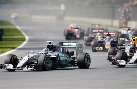 Nico Rosberg (vlevo) vyhrl v Mexiku kvalifikaci i hlavn zvod, svho rivala...
