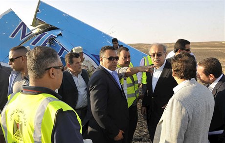 Egyptský premiér Sherif Ismail u trosek spadlého letounu.