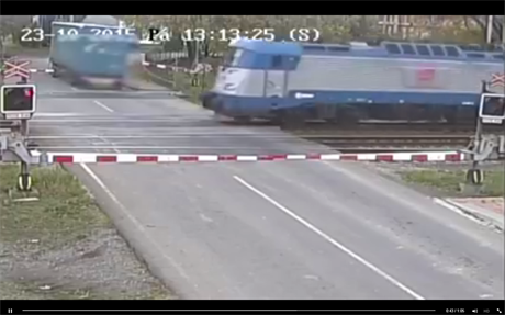 Kamion od sráky s vlakem na pejezdu ve Studénce dlily sekundy.