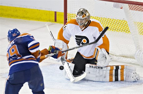 eský gólman Michal Neuvirth kryl v úterním utkání NHL 45 stel a zaznamenal...