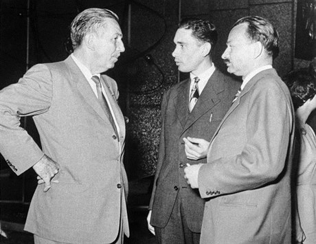 Alfréd Radok (vpravo) bhem setkání s Waltem Disneyem na Expu 1958.