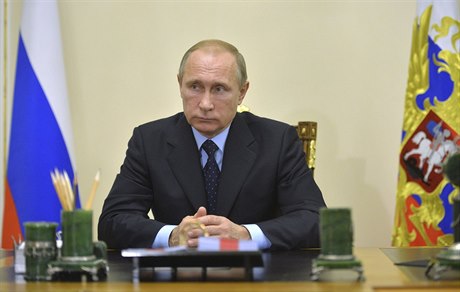Vladimir Putin na jednání s ruským ministrem dopravy Maximem Sokolovem