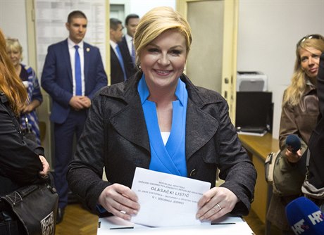 Chorvatská prezidentka Kolinda Grabarová Kitaroviová vhazuje volební lístek do...