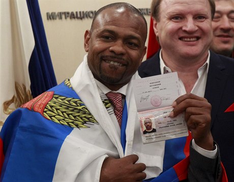 Boxer Roy Jones Jr. s ruským pasem.