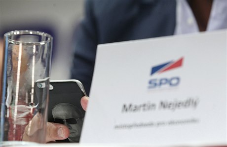 Programová konference SPO. Mobilní telefon místopedsedy Martina Nejedlého.