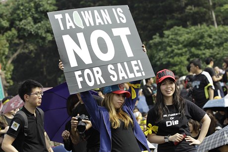 Tchajwantí studenti protestují proti vlivu pevninské íny (archivní snímek z...
