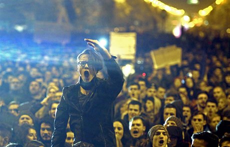 Dosavadního premiéra Pontu smetly boulivé pouliní protesty.