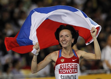 Olga Savinovová se raduje ze zlaté medaile, která jí vak bude odebrána.