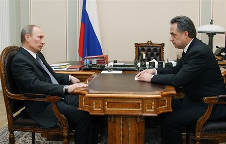 Vladimir Putin v rozhovoru s ministrem sportu Vitalijem Mutkem.
