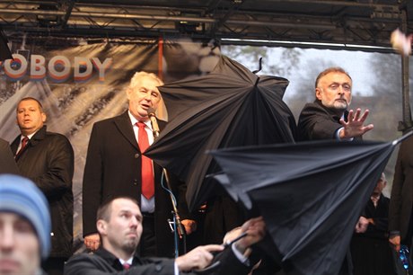 Miloše Zemana musela ochranka proti rajčatům a vajíčkům chránit deštníky a...