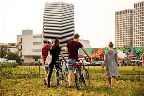 Smog Free Tower produkuje vzduch oitný od smogu. Sedm metr vysoká v...