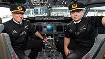Piloti australské letecké společnosti Qantas v dresech Nového Zélandu.