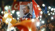 Za prezidenta! Voliči AKP se v ulicích Istanbulu radují z volebního vítězství...