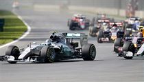 Nico Rosberg (vlevo) vyhrl v Mexiku kvalifikaci i hlavn zvod, svho rivala...