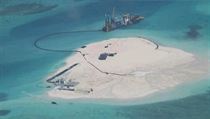 Čína buduje u Spratlyho ostrovů v Jihočínském moři umělý ostrov.