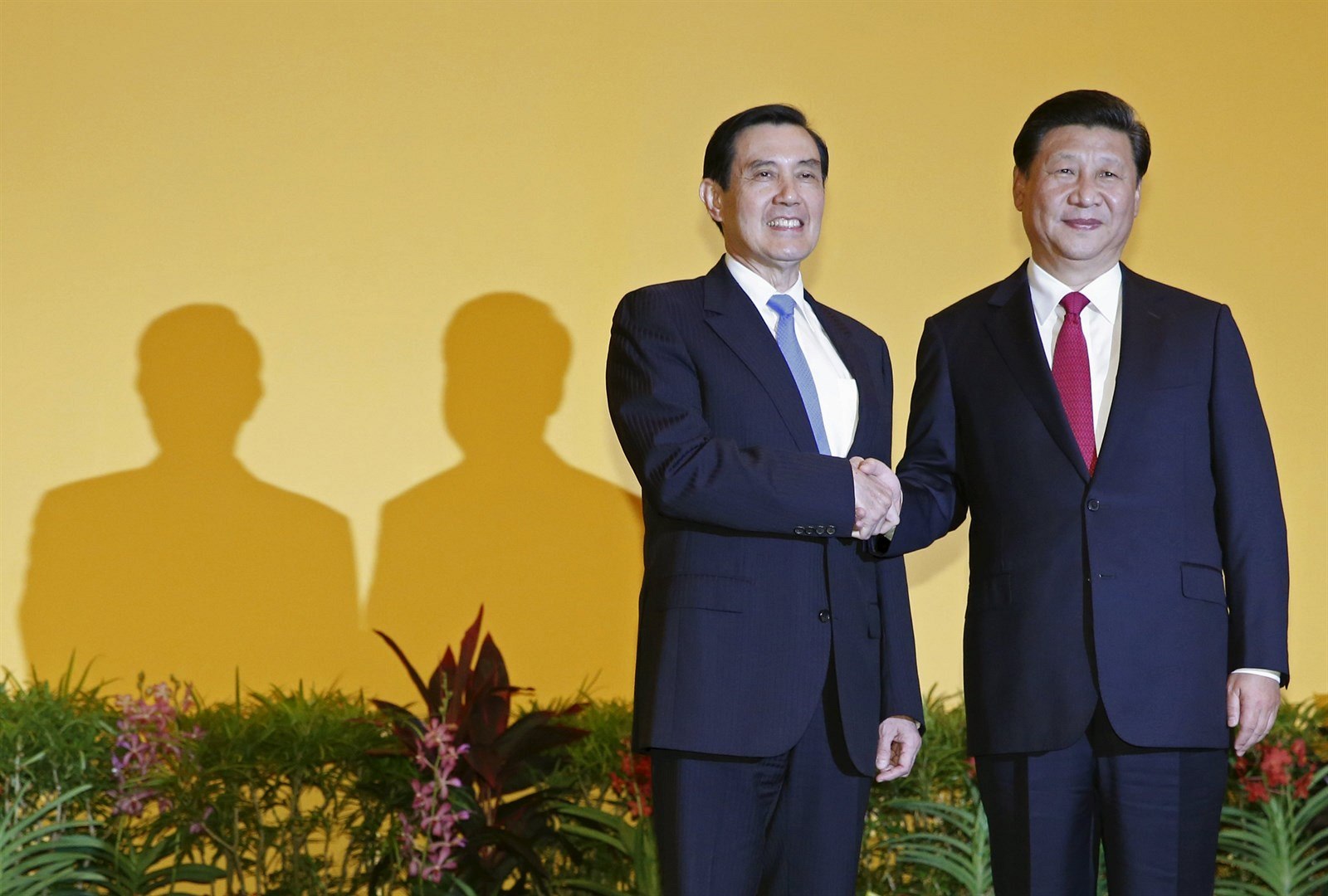 Si Ťin-pching a Ma Jing-ťiou si na úvod setkání podali ruce.
