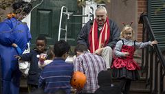 Tradiní Trick or Treat, pi které dti obcházejí domy a dostávají sladkosti.