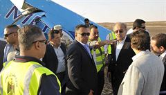 Egyptský premiér Sherif Ismail u trosek spadlého letounu.