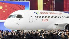 Čína představila první velký letoun vlastní výroby. Konkurovat má Boeingu a Airbusu