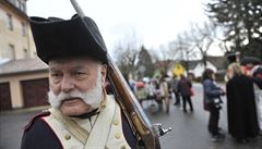 Lidé vidli tém 150 voják v dobových uniformách rakouské, francouzské a...