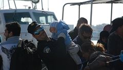 ecká policie se k uprchlíkm chová velmi pívtiv, dti jsou ale po plavb...