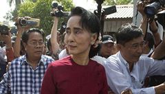 Su Ťij dorazila k hlasovací místnosti v Rangúnu v doprovodu bodyguardů. | na serveru Lidovky.cz | aktuální zprávy