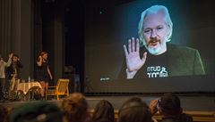 Julian Assange zdraví diváky na MFDF Jihlava.