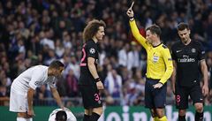 lutá karta. David Luiz vidí od hlavního rozhodího napomenutí za ostrý faul.