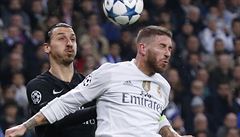 Hlavikový souboj. Zlatan Ibrahimovi (vlevo) vs. Sergio Ramos.