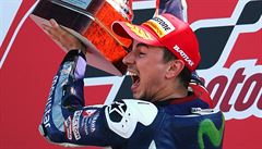 Lorenzo s pohárem pro vítze seriálu MotoGP.