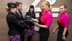 Letuky spolenosti Qantas pebírají od svých koleg z Air New Zealand erné...
