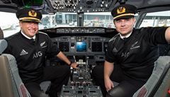 Piloti australské letecké spolenosti Qantas v dresech Nového Zélandu.