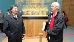 Objevitelé relikviáe svatého Maura - kriminalista Frantiek Maryka (vlevo) a...
