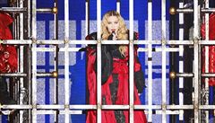 Madonna se snesla za zpvu písn Iconic na jevit v kleci.