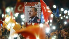 Za prezidenta! Volii AKP se v ulicích Istanbulu radují z volebního vítzství...