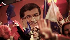 Oslavy vítzství AKP. V pozadí ádn vyretuovaný portrét Ahmeta Davutoglua.