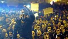 Dosavadního premiéra Pontu smetly boulivé pouliní protesty.