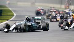 Nico Rosberg (vlevo) vyhrál v Mexiku kvalifikaci i hlavní závod, svého rivala...