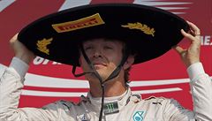 Nico Rosberg na pódiu. Práv vyhrál Velkou cenu Mexika.