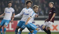 Johannes Geis ze Schalke (druhý zprava) se raduje z gólu do sít Sparty, kterým...