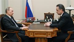 Vladimir Putin v rozhovoru s ministrem sportu Vitalijem Mutkem.