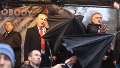 Miloše Zemana musela ochranka proti rajčatům a vajíčkům chránit deštníky a... | na serveru Lidovky.cz | aktuální zprávy