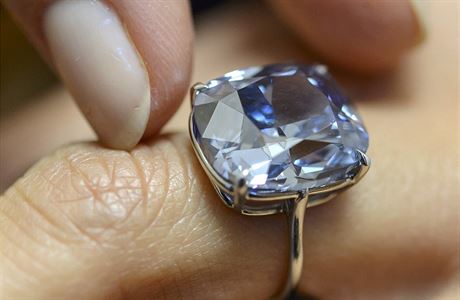 Modrý msíní diamant pi pehlídce v enev.