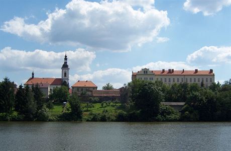 Pohled na centrum ían pes Mlýnský rybník.