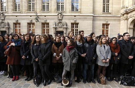 Studenti pask Sorbonny po minut ticha na pamtku obt zazpvali...